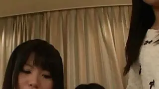 Japon muhabir Asakura Kotomi ve arkadaşları penis emiyor.